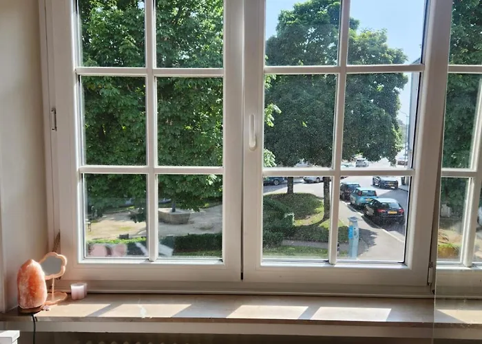 Beautiful Private - In A Family Where 2 People Live In A Prime Area Of 3*