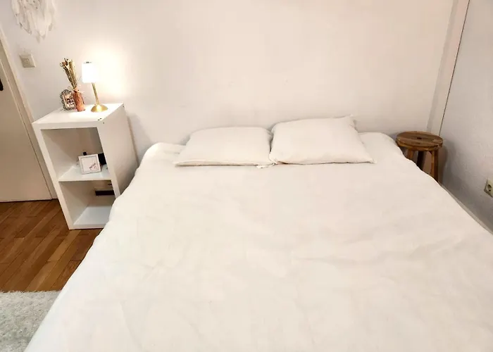 Beautiful Private - In A Family Where 2 People Live In A Prime Area Of