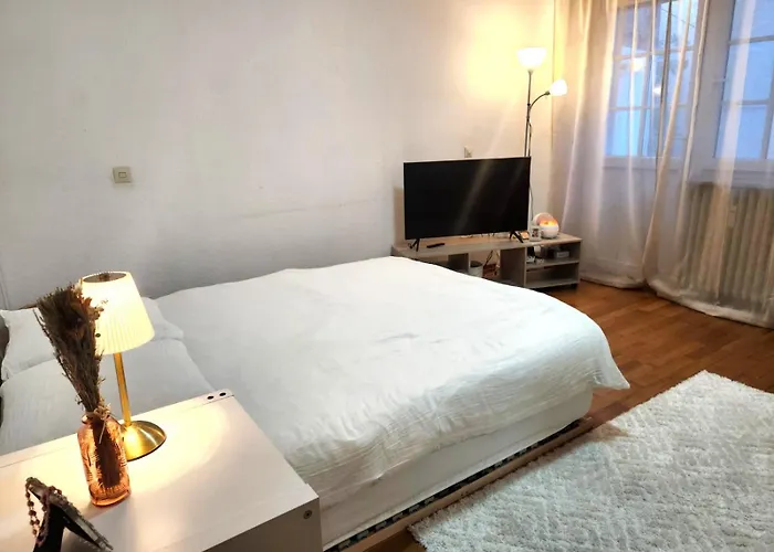 Beautiful Private - In A Family Where 2 People Live In A Prime Area Of 3*