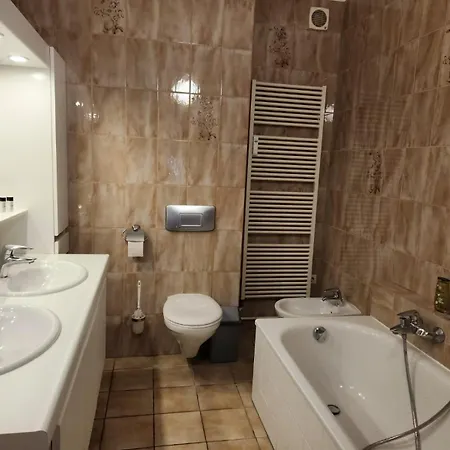 Beautiful Private - In A Family Where 2 People Live In A Prime Area Of Bed & Breakfast