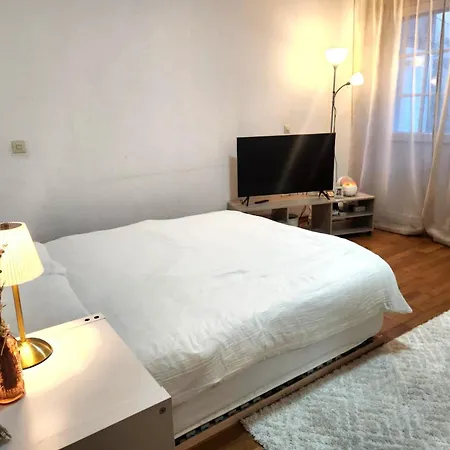 Beautiful Private - In A Family Where 2 People Live In A Prime Area Of 3*